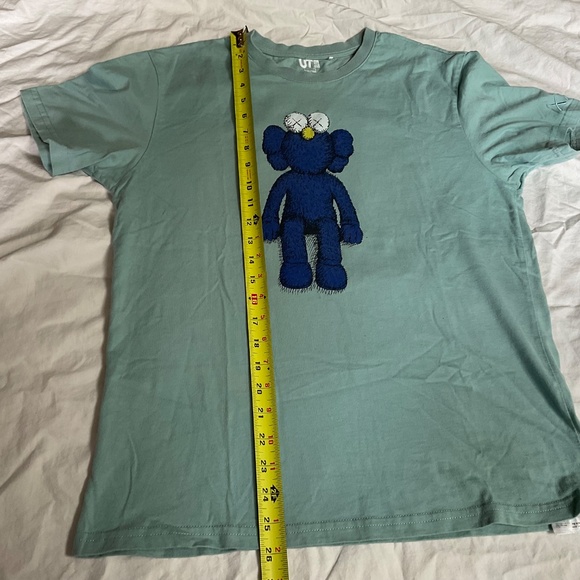 Uniqlo X KAWS Collab Tshirt size small - Picture 6 of 8
